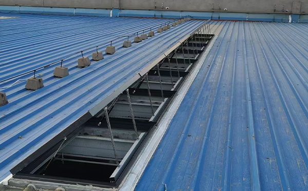 某城市大型商业综合体中庭玉门排烟窗工程